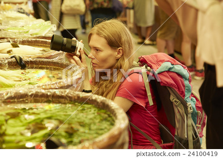 Foreign women sightseeing the market 24100419
