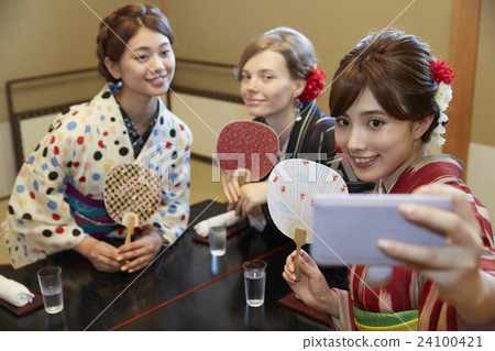 Foreign women traveling in the ancient capital and Japanese women Foreign women traveling in the ancient capital and Japanese women 24100421