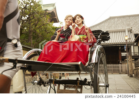 Foreign women riding a rickshaw and Japanese women 24100445