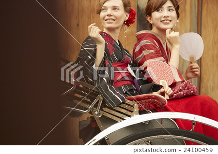 外國婦女乘坐人力車和日本婦女 24100459