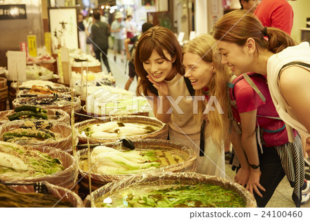 Foreign women and Japanese women who sightseeing the market Foreign women and Japanese women who sightseeing the market 24100460