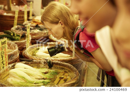 Foreign women sightseeing the market 24100469