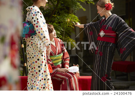 外國婦女在古都和日本婦女旅行 24100476