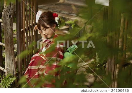 和服女性肖像 24100486