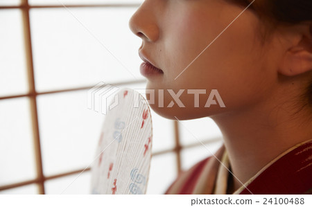 和服女性肖像 24100488