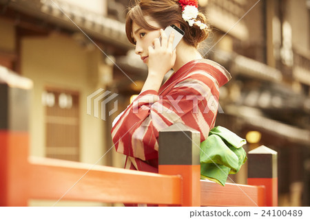 和服女性肖像 24100489