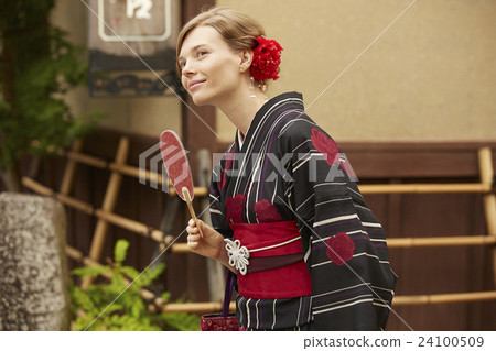 A foreign woman sightseeing the ancient capital 24100509