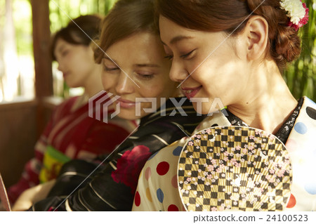 Foreign women traveling in the ancient capital and Japanese women 24100523