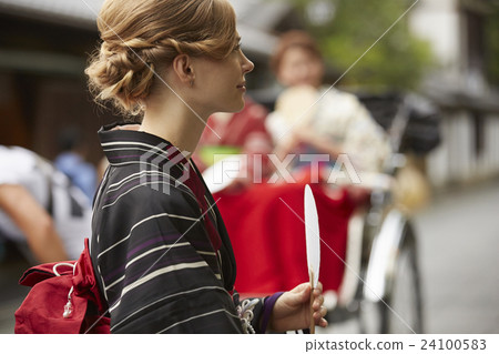 A foreign woman sightseeing the ancient capital 24100583