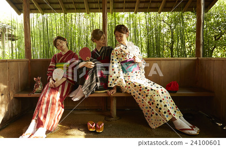 Foreign women traveling in the ancient capital and Japanese women 24100601