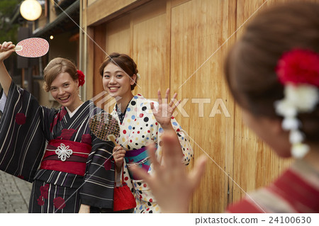 外國婦女在古都和日本婦女旅行 外國婦女在古都和日本婦女旅行 24100630
