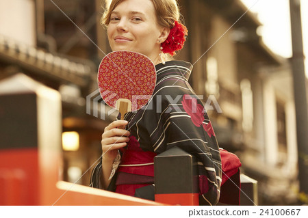 A foreign woman sightseeing the ancient capital 24100667