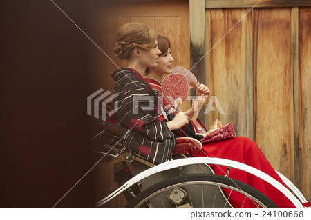 Foreign women riding a rickshaw and Japanese women Foreign women riding a rickshaw and Japanese women 24100668