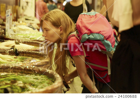 Foreign women sightseeing the market 24100688