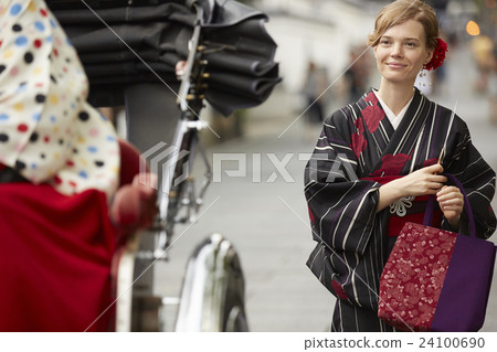 一位外國女子觀光古都 24100690