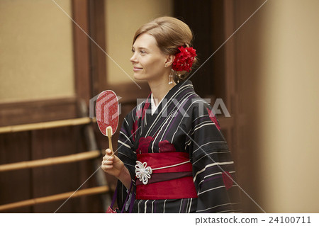 一位外國女子觀光古都 一位外國女子觀光古都 24100711