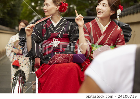 外國婦女乘坐人力車和日本婦女 外國婦女乘坐人力車和日本婦女 24100719