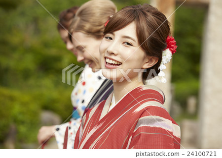 Foreign women traveling in the ancient capital and Japanese women Foreign women traveling in the ancient capital and Japanese women 24100721