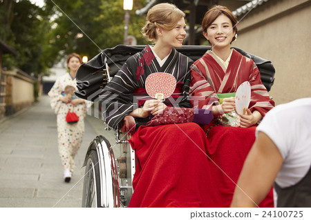 外國婦女乘坐人力車和日本婦女 外國婦女乘坐人力車和日本婦女 24100725