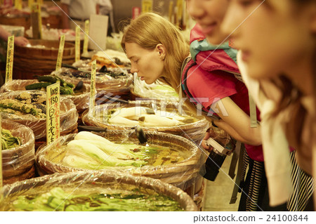 Foreign women sightseeing the market 24100844