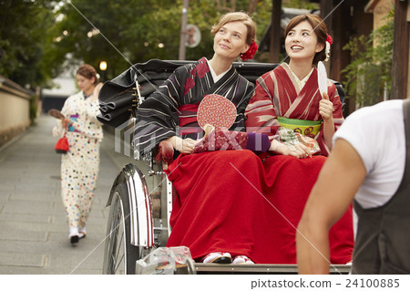 Foreign women riding a rickshaw and Japanese women Foreign women riding a rickshaw and Japanese women 24100885
