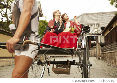 外國婦女乘坐人力車和日本婦女 24100949