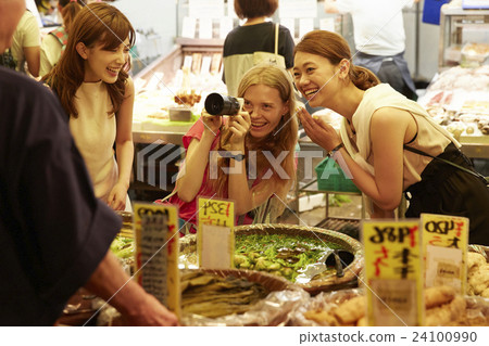 Foreign women and Japanese women who sightseeing the market 24100990