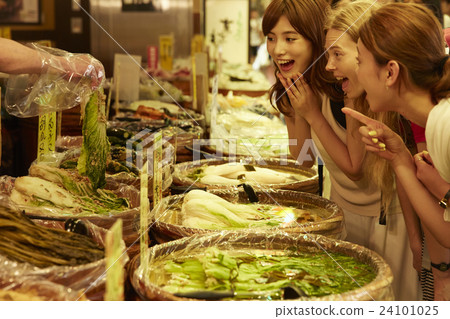 Foreign women and Japanese women who sightseeing the market 24101025
