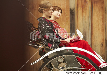 Foreign women riding a rickshaw and Japanese women Foreign women riding a rickshaw and Japanese women 24101039