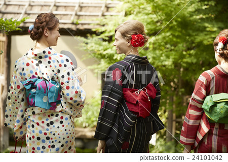 Foreign women traveling in the ancient capital and Japanese women Foreign women traveling in the ancient capital and Japanese women 24101042