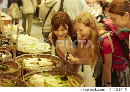 Foreign women and Japanese women who sightseeing the market 24101045