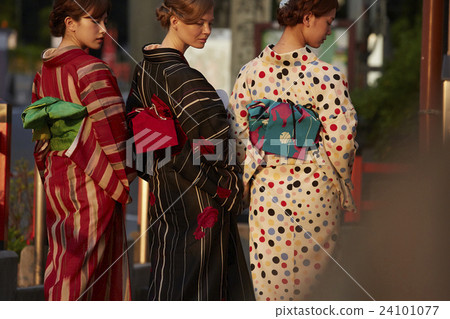 外國婦女在古都和日本婦女旅行 24101077