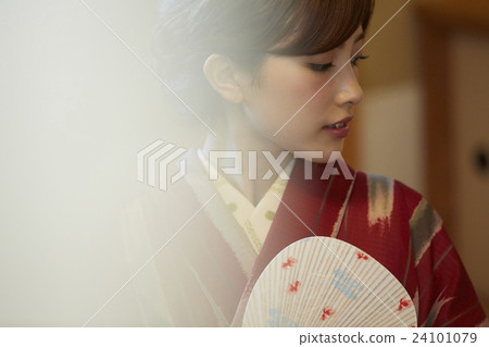 和服女性肖像 24101079