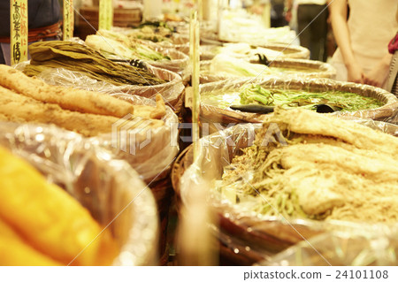 Market pickles 24101108