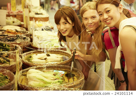 Foreign women and Japanese women who sightseeing the market 24101114