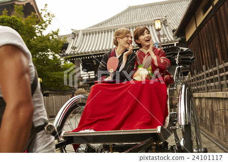 Foreign women riding a rickshaw and Japanese women 24101117