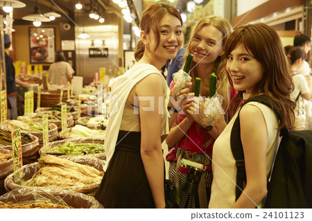 Foreign women and Japanese women who sightseeing the market 24101123