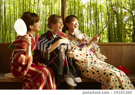 外國婦女在古都和日本婦女旅行 24101160