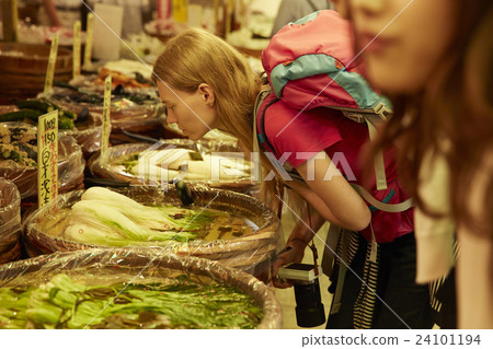 Foreign women sightseeing the market Foreign women sightseeing the market 24101194
