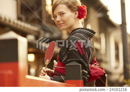 A foreign woman sightseeing the ancient capital 24101216
