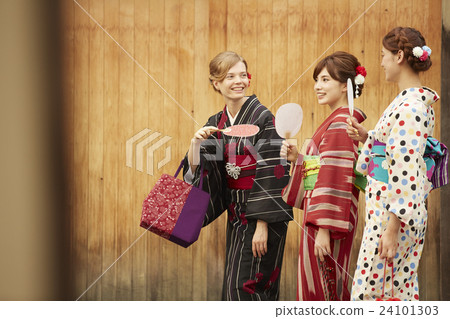 外國婦女在古都和日本婦女旅行 外國婦女在古都和日本婦女旅行 24101303