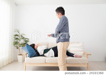 A wife caught housework 24101360