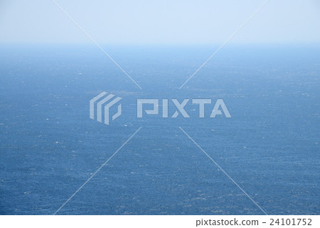 Overlooking the ocean Overlooking the ocean 24101752