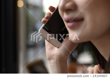 打與智能手機的婦女電話 打與智能手機的婦女電話 24104907