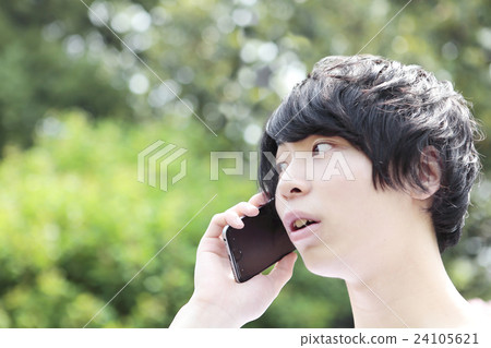 一個年輕人打電話一個令人驚訝的臉 24105621