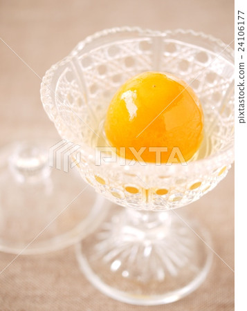 "Braised kumquat with honey" on a horse top cup Background tea (vertical position) 24106177