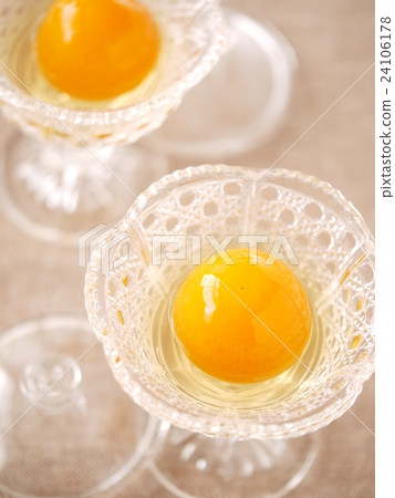 "Braised kumquat with honey" on a horse top cup Background tea (high angle) 24106178