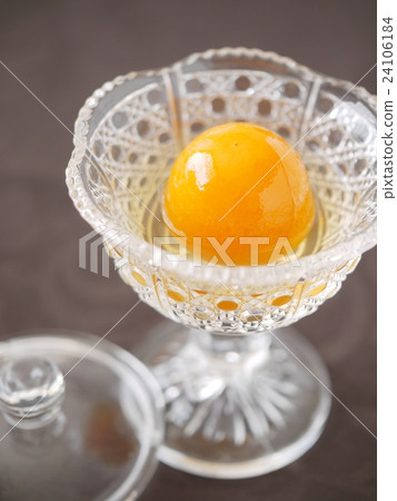 “紅燒金橘與蜂蜜”在馬頂杯黑色背景（上） 24106184