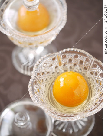 "Honey boiled with kumquat" on a horse top cup Black background (high angle) 24106187