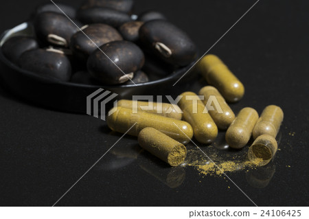 The seeds of Velvet bean and pill The seeds of Velvet bean and pill 24106425